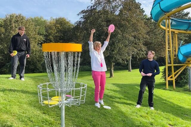 Drei Mütter testen mit ihren Söhnen die neuen Discgolf-Bahnen im Aquarell in Haltern.