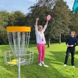 Drei Mütter testen mit ihren Söhnen die neuen Discgolf-Bahnen im Aquarell in Haltern.