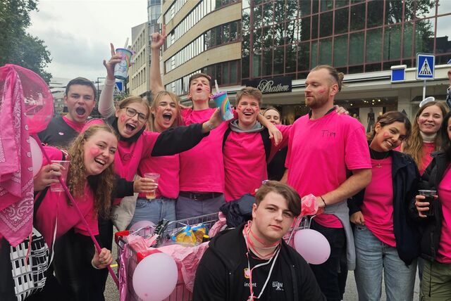 Bunt gekleidete Menschen sind am Mittwochnachmittag (4.10.) in der Dortmunder Innenstadt unterwegs.