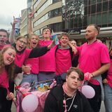 Bunt gekleidete Menschen sind am Mittwochnachmittag (4.10.) in der Dortmunder Innenstadt unterwegs.