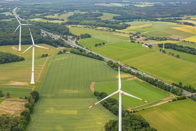 Drei Windräder stehen auf den Feldern zwischen Lavesumer und Sythener Straße.