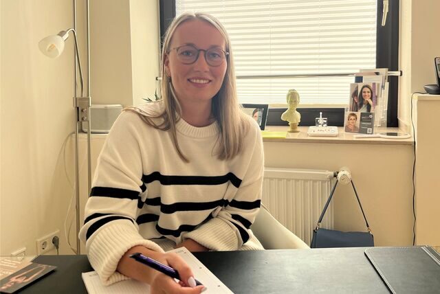 Sarah von Spiegel, Ernährungsberaterin in Waltrop, sitzt in ihrem Büro an einem Schreibtisch.
