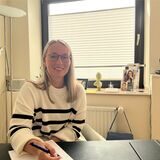 Sarah von Spiegel, Ernährungsberaterin in Waltrop, sitzt in ihrem Büro an einem Schreibtisch.