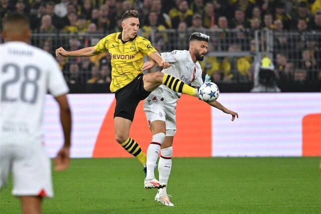 Nico Schlotterbeck im Zweikampf mit Olivier Giroud.