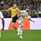Nico Schlotterbeck im Zweikampf mit Olivier Giroud.