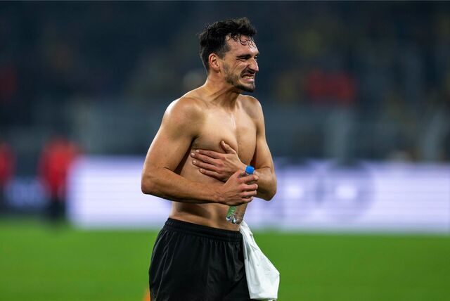 Mats Hummels zieht ein schmerzverzerrtes Gesicht.