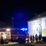 Brand in der Erstaufnahmeeinrichtung für Flüchtlinge in Unna-Massen: Die Feuerwehr steht vor einer Flüchtlingsunterkunft in Unna-Massen.