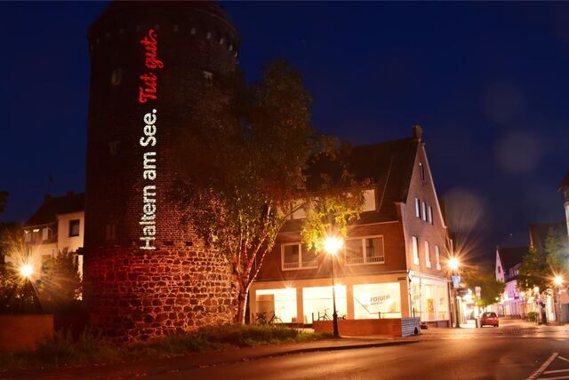 Der Siebenteufelsturm bei Dunkelheit