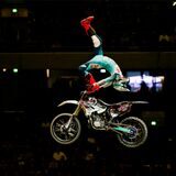 Ein Motorcross-Fahrer performt einen Stunt beim ADAC Supercross in Dortmund 2023