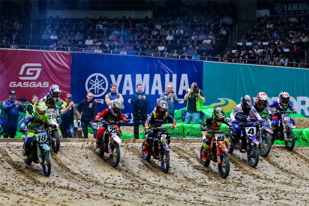 Motorcross-Fahrer beim Start eines Rennens beim ADAC Supercross in Dortmund 2023 Motorcross-Fahrer beim Start eines Rennens beim ADAC Supercross in Dortmund 2023