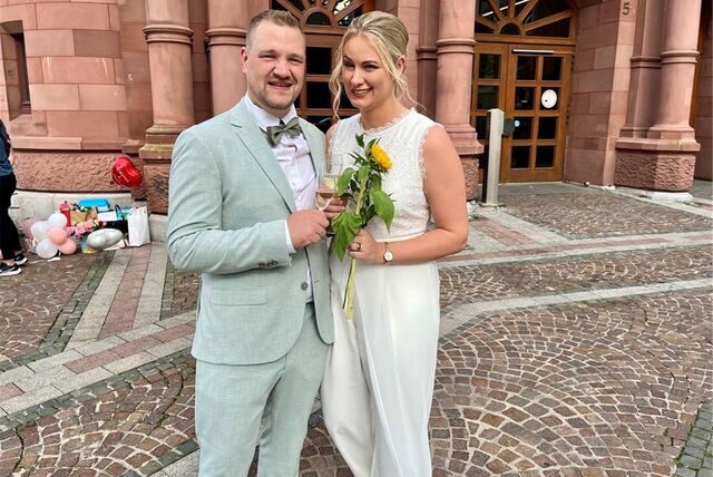 Lavinia und Oliver Suthoff vor dem Dortmunder Standesamt am Friedensplatz