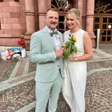 Lavinia und Oliver Suthoff vor dem Dortmunder Standesamt am Friedensplatz