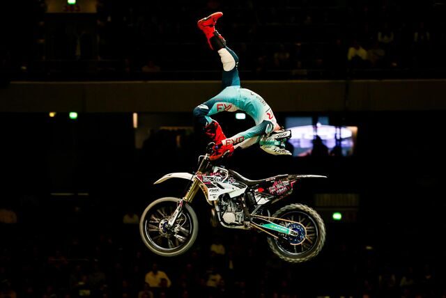 Ein Motorcross-Fahrer performt einen Stunt beim ADAC Supercross in Dortmund 2023