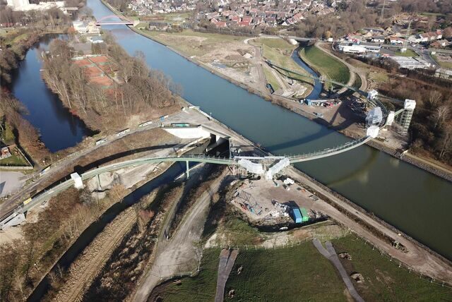 Eine im Bau befindliche Brücke, die über einen Kanal führt.