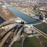 Eine im Bau befindliche Brücke, die über einen Kanal führt.