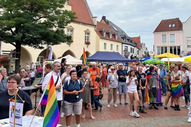 Viele Menschen sind auf dem Marktplatz versammelt.