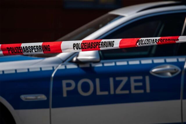 Ein Polizeifahrzeug hinter einer Abserrung