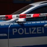 Ein Polizeifahrzeug hinter einer Abserrung
