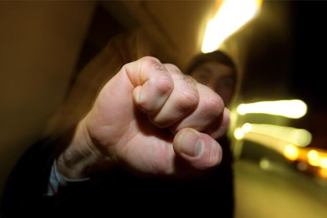Ein junger Mann hebt seine geballte Faust.