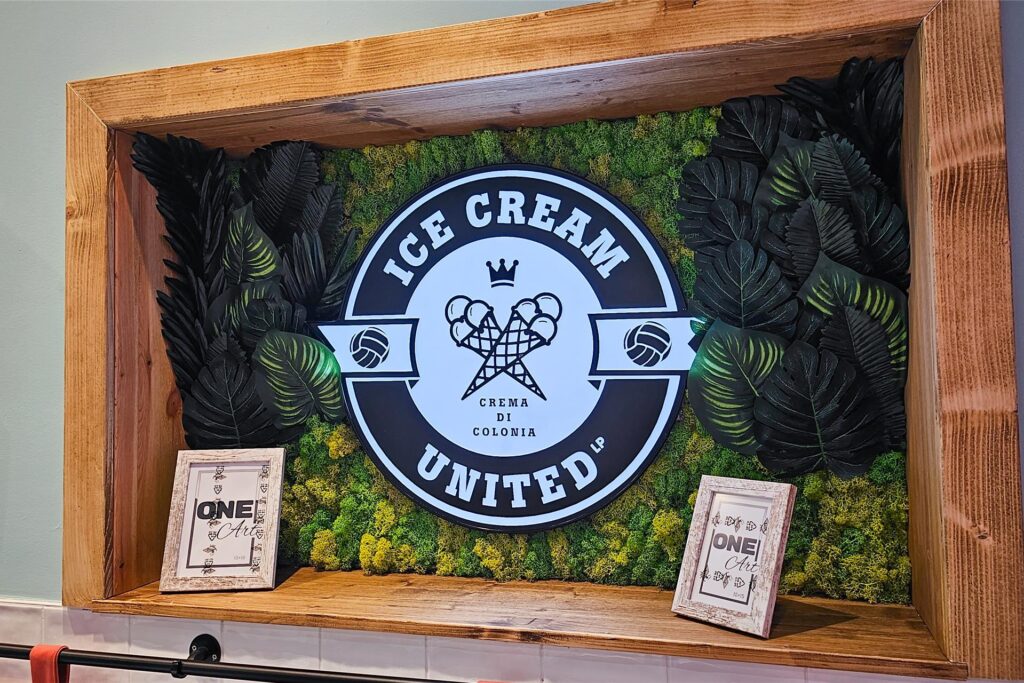 Die Einrichtung von Ice Cream United ist mit grünen Akzenten gestaltet – allerdings noch nicht ganz fertig, wie die leeren Bilderrahmen beweisen. Die Einrichtung von Ice Cream United ist mit grünen Akzenten gestaltet – allerdings noch nicht ganz fertig, wie die leeren Bilderrahmen beweisen.