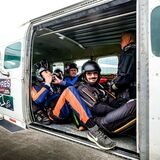 Fallschirmspringer im Flugzeug