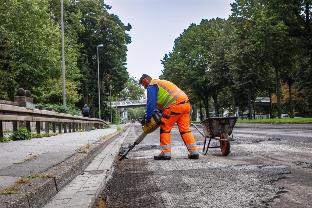 Ein Arbeiter auf einer Straße Ein Arbeiter auf einer Straße
