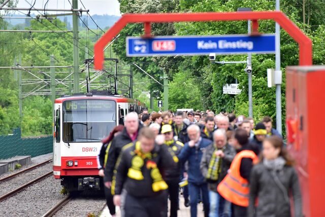 BVB-Fans an einem Bahnsteig