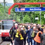 BVB-Fans an einem Bahnsteig