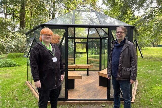 Museumsdirektor Georg Elben (r.) und Guide Alexander Averhage vor Camille Norments „Glass Pavilion“ im Europäischen Friedenspark.