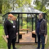 Museumsdirektor Georg Elben (r.) und Guide Alexander Averhage vor Camille Norments „Glass Pavilion“ im Europäischen Friedenspark.