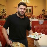 Kellner Mousa serviert diverse Dips in Restaurant „Bosporus“.