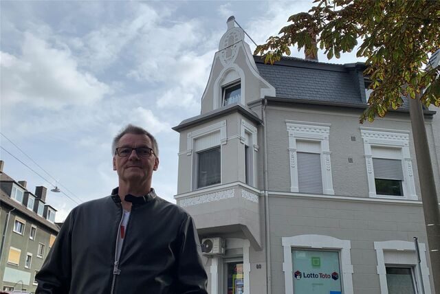 Willi Bols aus Obercastrop steht vor seinem Haus an der Ecke Bochumer Straße/Grüner Weg.
