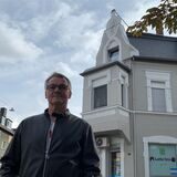 Willi Bols aus Obercastrop steht vor seinem Haus an der Ecke Bochumer Straße/Grüner Weg.