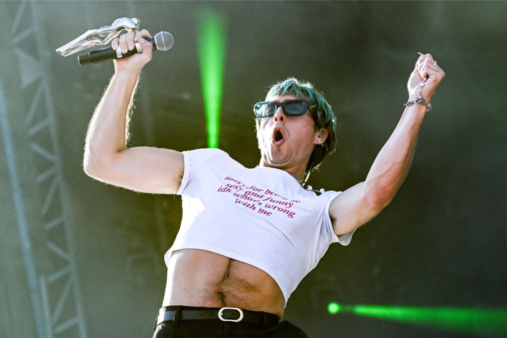 Maurice Ernst, Sänger der österreichischen Musikgruppe Bilderbuch, steht beim Lollapalooza Festival Berlin auf dem Gelände des Olympiastadions auf der Bühne. 