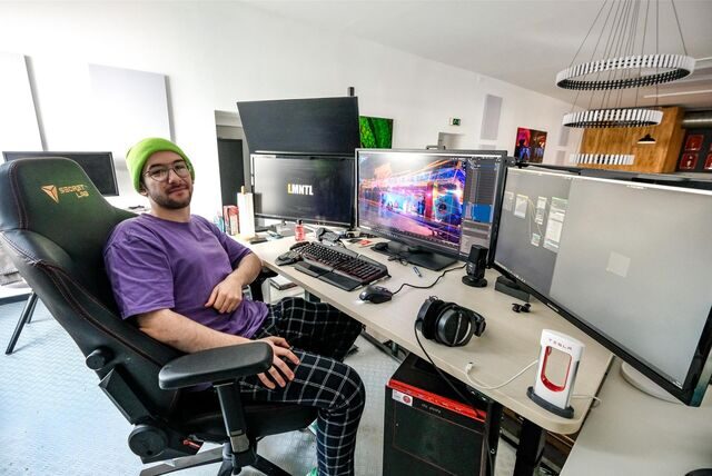 3-D-Animations-Spezialist Noah Kayma sitzt in seinem Büro in Recklinghausen.