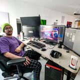 3-D-Animations-Spezialist Noah Kayma sitzt in seinem Büro in Recklinghausen.