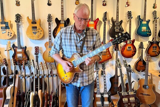 Seit er ein kleiner Junge ist, hat Reinhard aus Haltern eine große Leidenschaft für Gitarren.