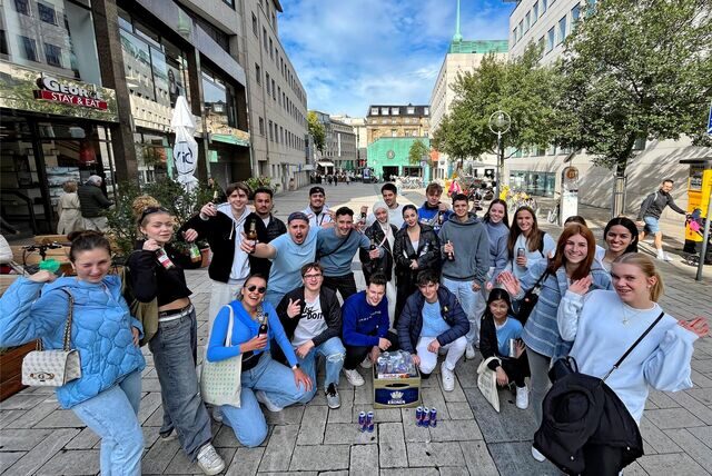 In den vergangenen Jahren sorgten größere Gruppen von Erstsemestern mit Stadtrallyes durch die Dortmunder City vor dem Semesterbeginn immer wieder für Aufsehen – hier ein Bild aus dem Jahr 2022. Sie sind Teil der „Ersti-Woche“, an der zum Start des Wintersemesters Hunderte neue Studenten teilnehmen.