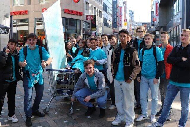 Teilnehmer einer Stadtrallye mit einem Einkaufswagen voller Bier und Scherzgegenständen 2022 auf dem Westenhellweg