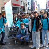 Teilnehmer einer Stadtrallye mit einem Einkaufswagen voller Bier und Scherzgegenständen 2022 auf dem Westenhellweg