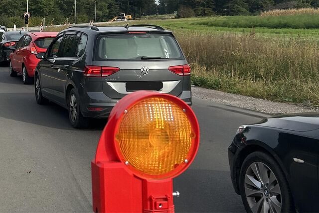 Autos stehen an einer Baustellenampel.