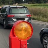 Autos stehen an einer Baustellenampel.
