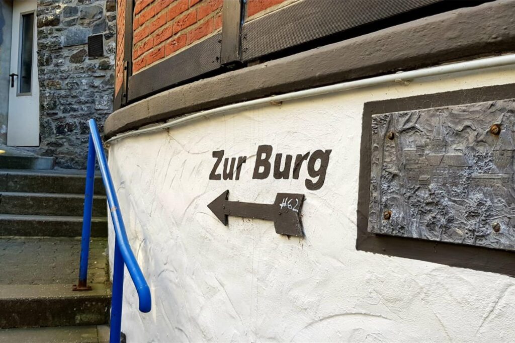 pfeil zur burg pfeil zur burg