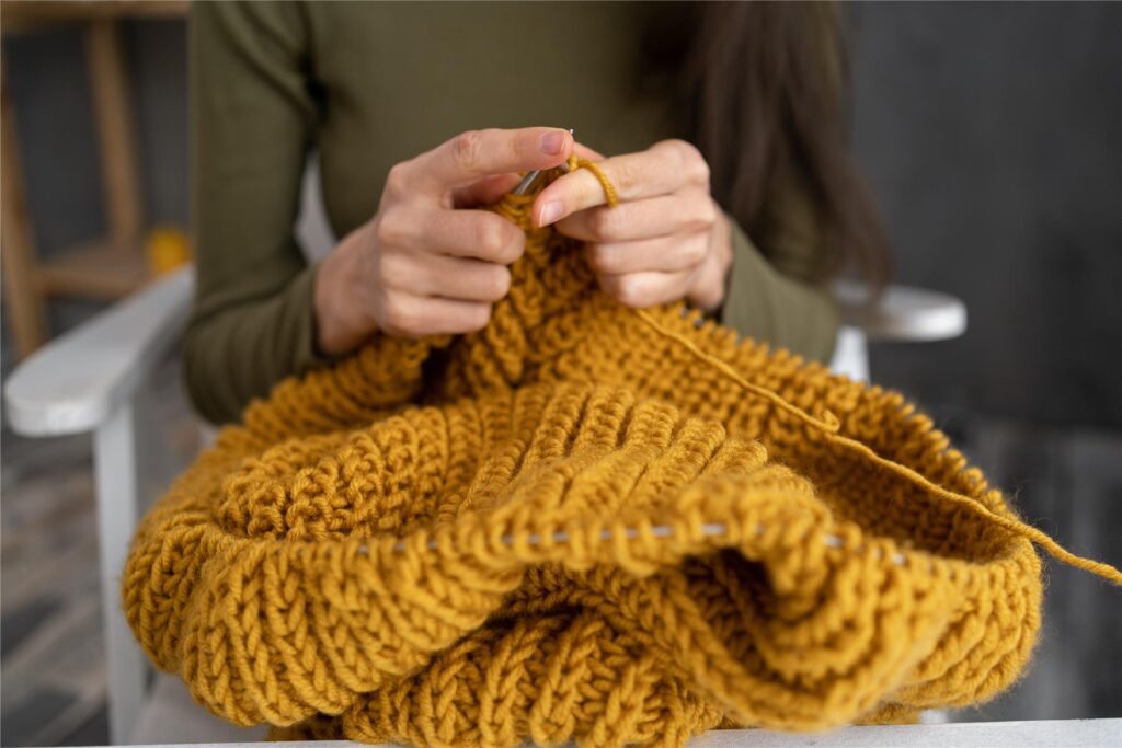 zwei hände stricken 