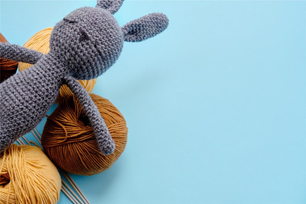 ein gehäkelter hase