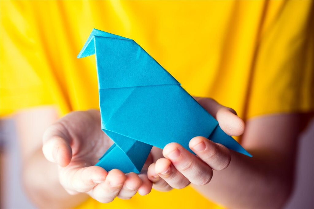 ein gefalteter vogel aus papier