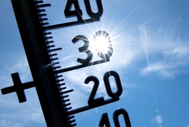 Ein Thermometer zeigt Temperaturen über 30 Grad an.