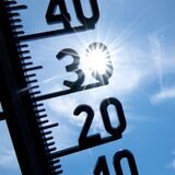 Ein Thermometer zeigt Temperaturen über 30 Grad an.