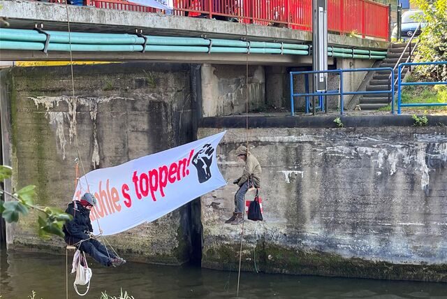 Die Klima-Aktivisten seilten sich von der Schleusenbrücke ab.