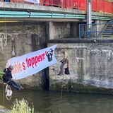 Die Klima-Aktivisten seilten sich von der Schleusenbrücke ab.